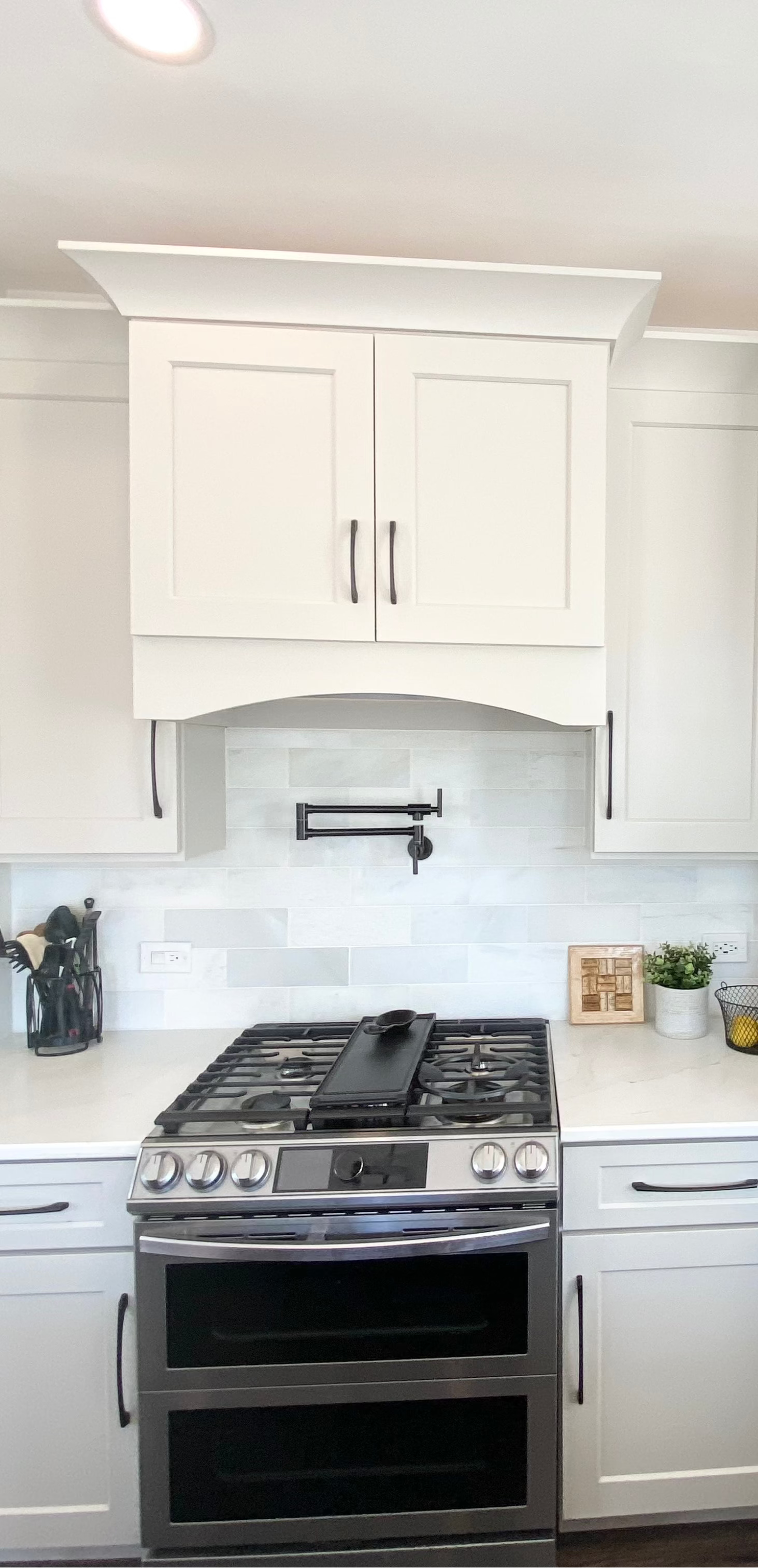 grayslake kitchen cabinets, grayslake kitchen contractor near me, shaker cabinets, custom hood, pot filler, marble backsplash installation, stone quartz countertop fabricator grayslake