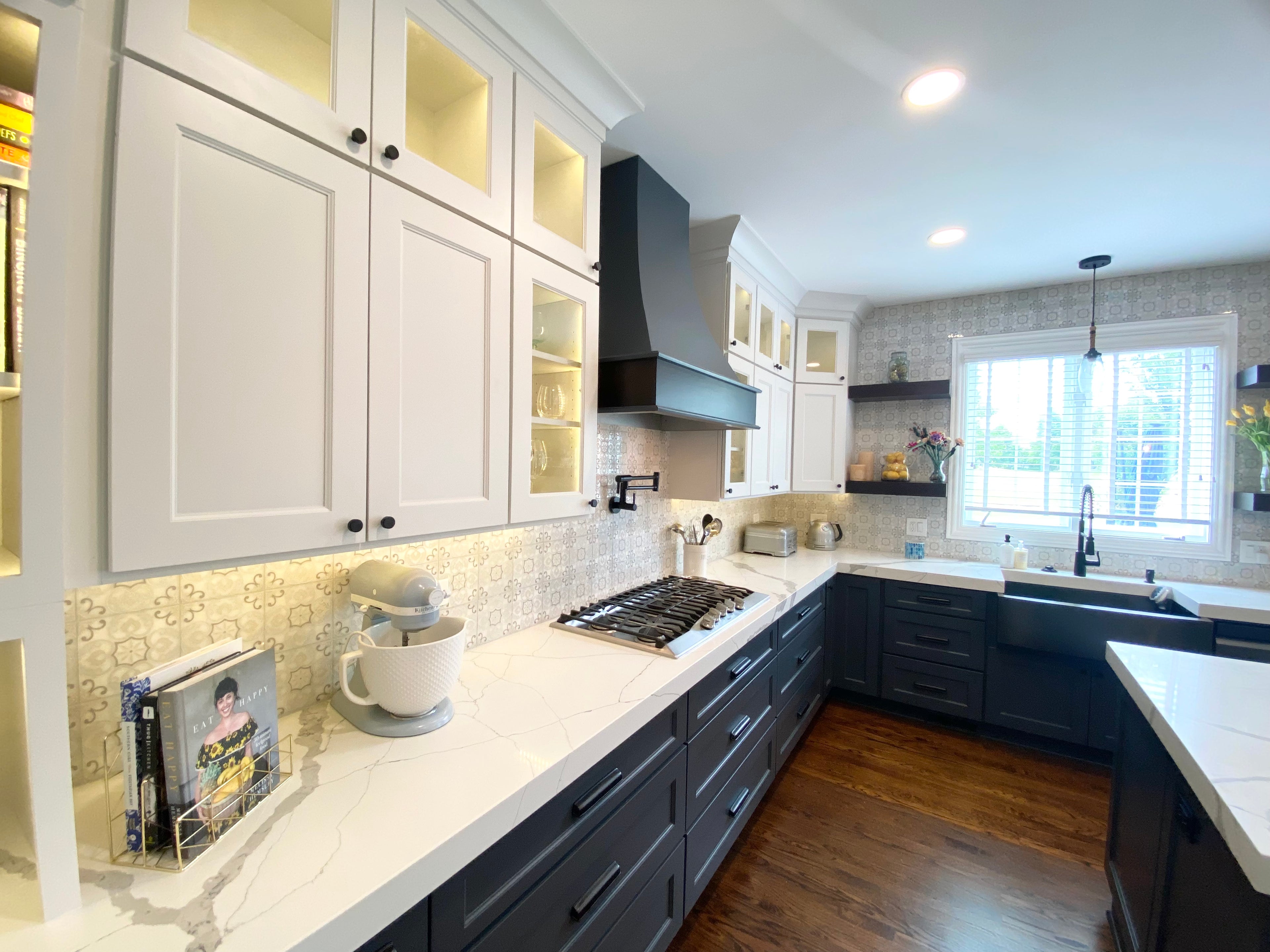 Grayslake White Shaker Cabinets, Grayslake quartz countertops, Grayslake kitchen remodel, Grayslake general contractor, Grayslake kitchen design, Grayslake Navy cabinets,